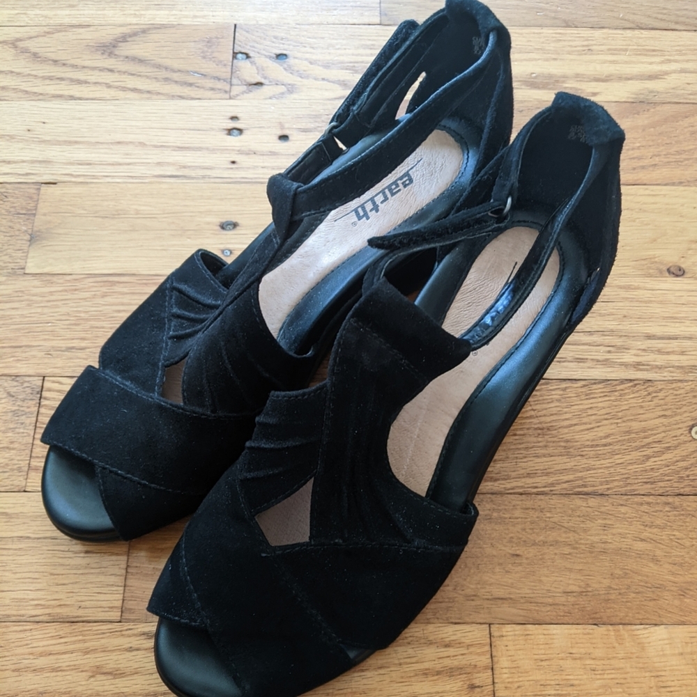 Earth Curvet Black Peep Toe Wedges Sz 9